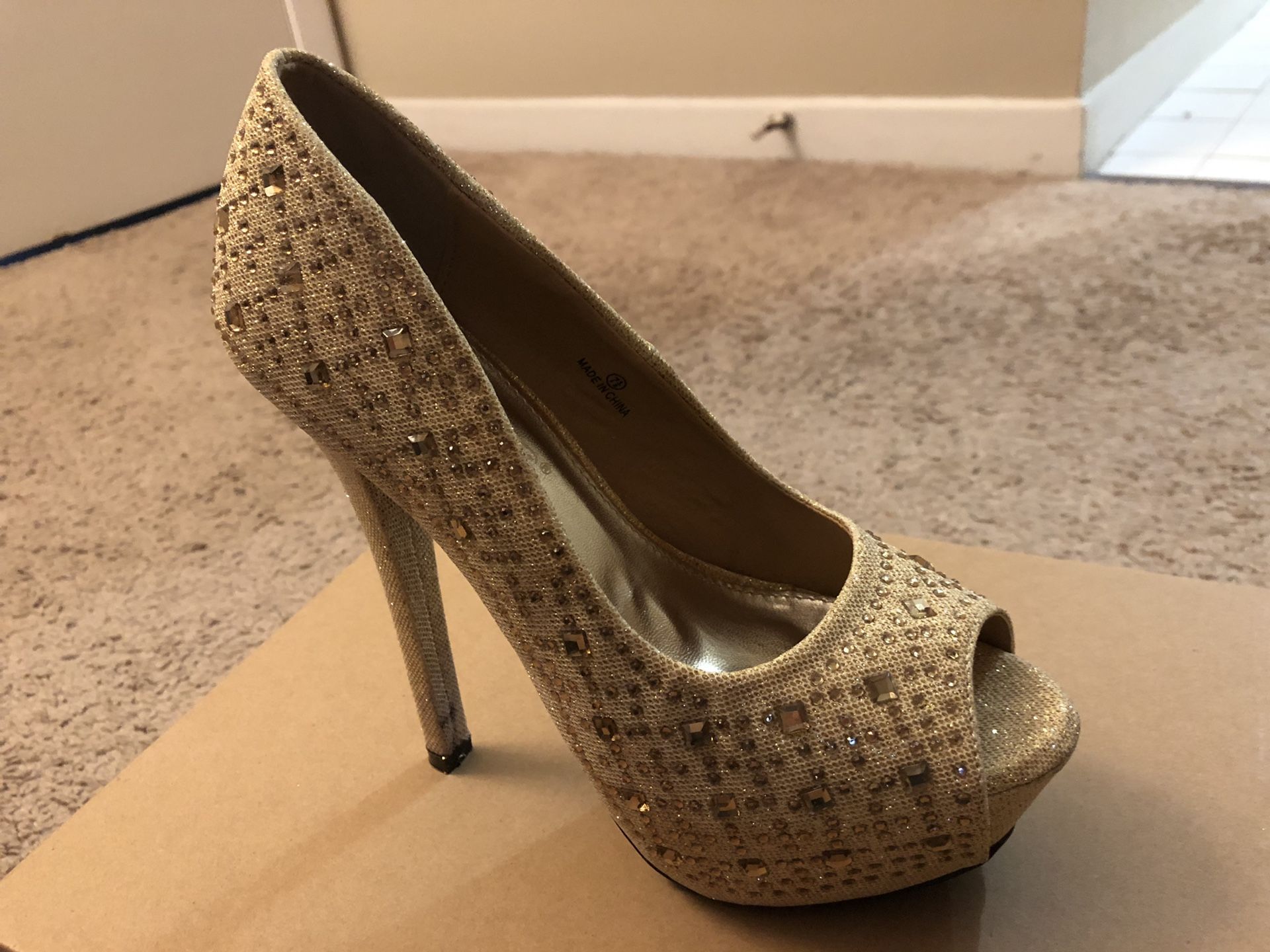DBDK Gold dressy heels size 7 1/2 US unique