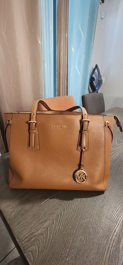 Woman.
Purse