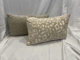 Beige/nude Pillows