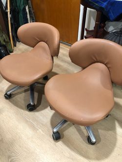 Set of 2 Ergonomic Rolling Saddle Stools with Backrest – Cappuccino/Tan