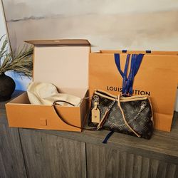 NEW. NEVER USED. LOUIS VUITTON. 💯 REAL