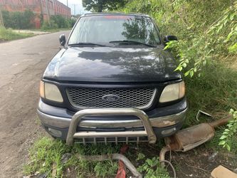 2002 Ford F-150, 5.4 engine - it needs an engine - 4x4 for parts or complete.
