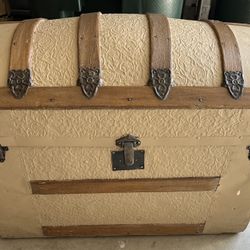 Beautiful Antique decorative trunk - one side handle broken