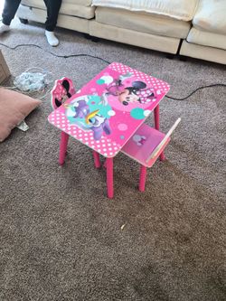 Kid table and two cars