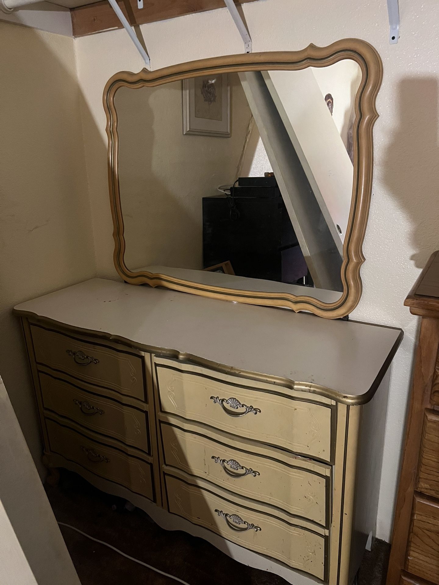 Dresser With Mirror