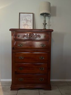 Beautiful 5 Drawer Chest of Drawers