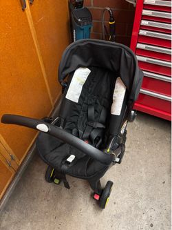 Doona Stroller, 2 bases and storage bag