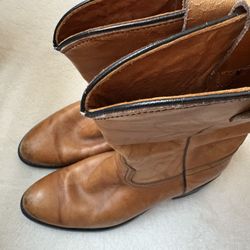 Men’s boots Used Size 8 1/2 Brown Color 