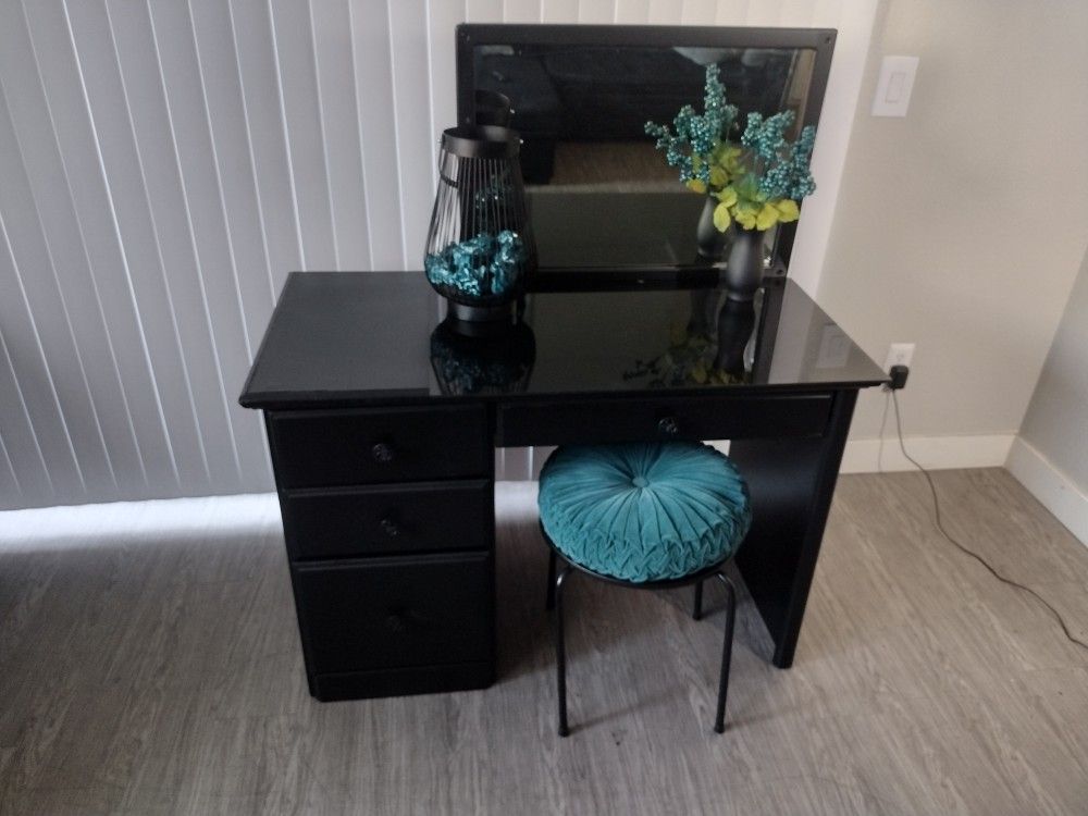 Vanity Desk With Stool/Mirror