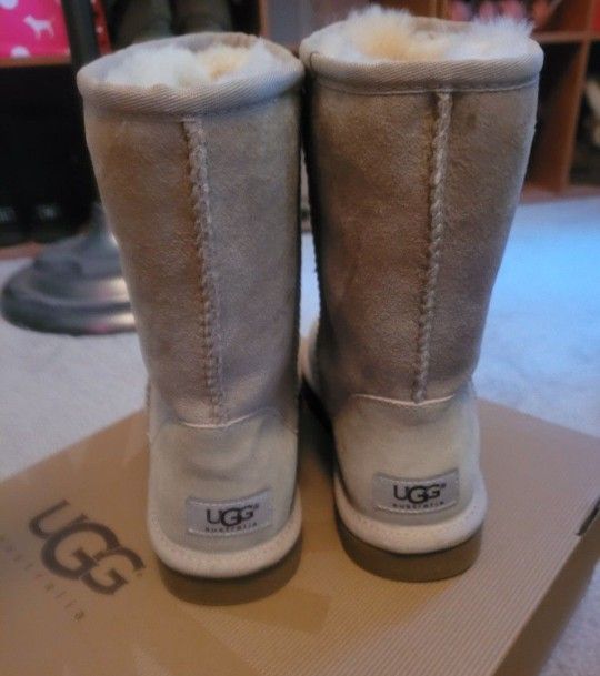 NEW Uggs Women's Size 6