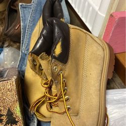 Timberlands Size2 Has Piece  Missing On Top 