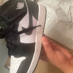 Air Jordan 1 Mid Size 6.5 In Boys