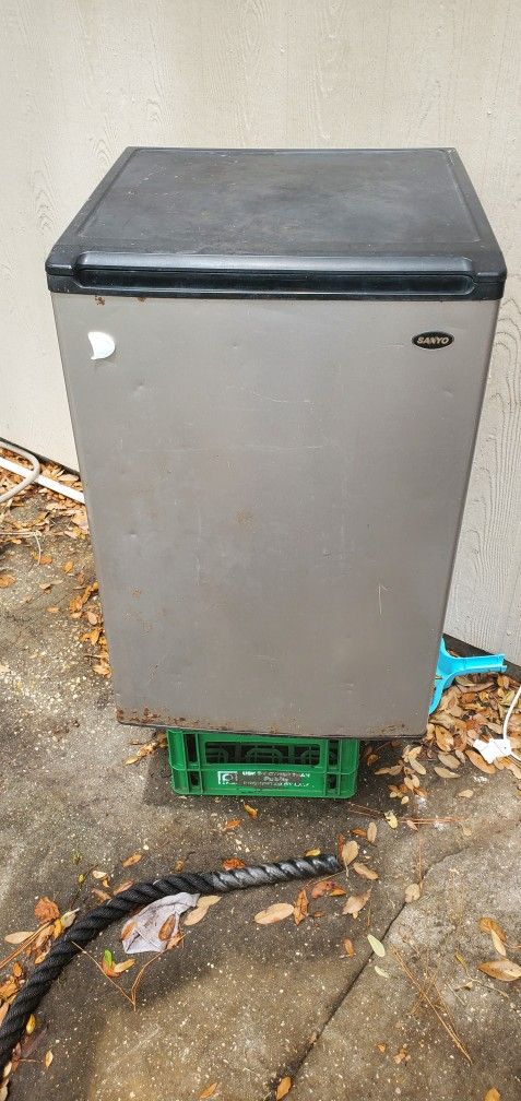 Mini fridge