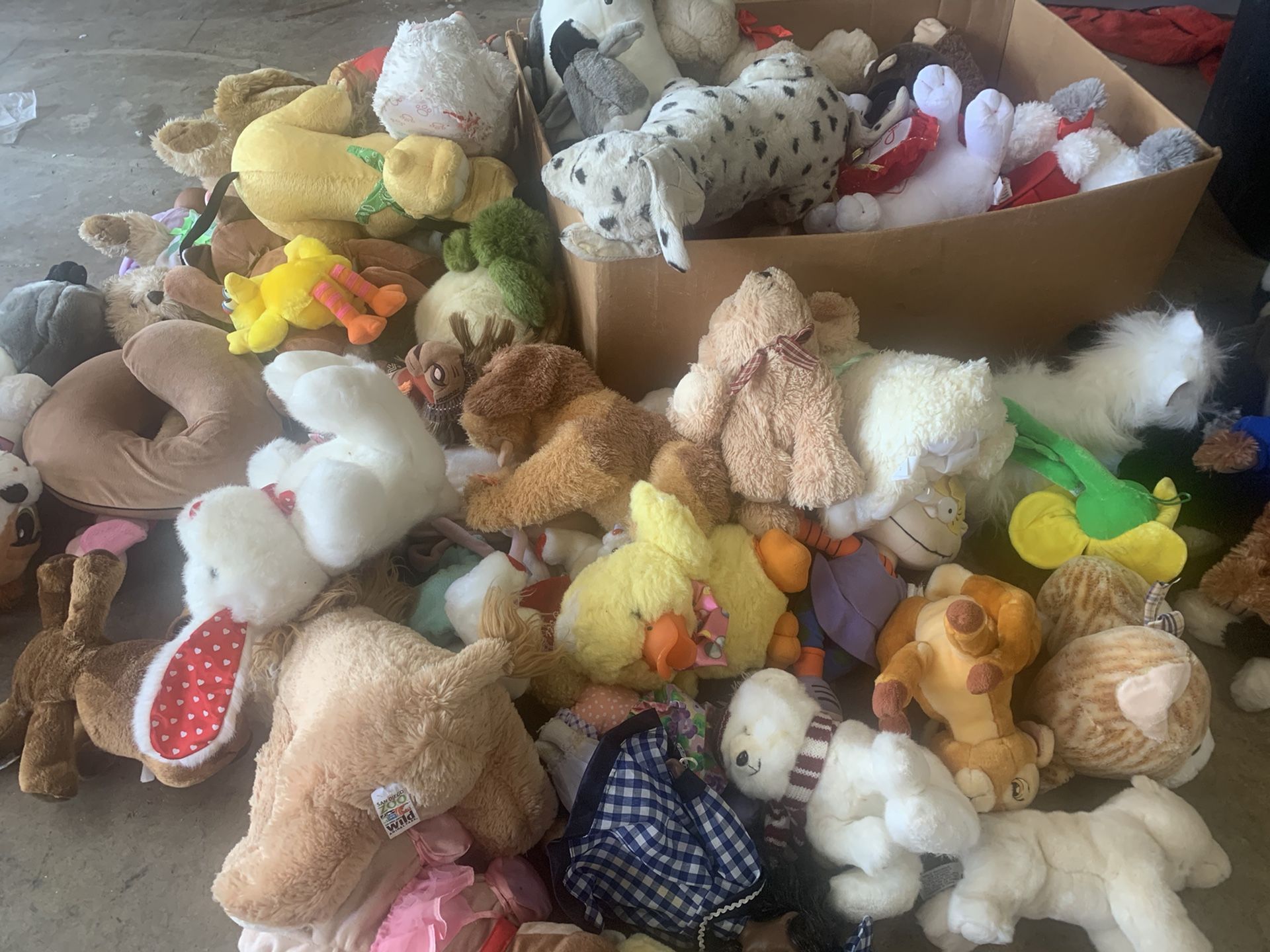 HUGE STUFFED ANIMAL LOT