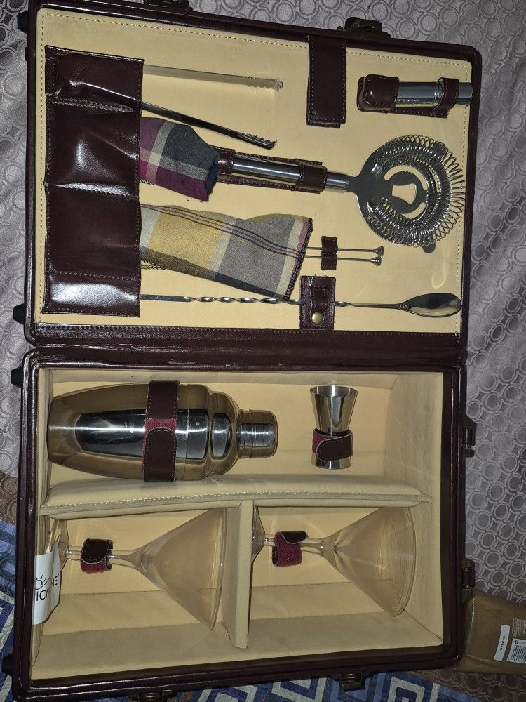 Picnic Time Manhattan Cocktail Case