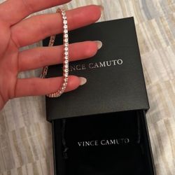 Tennis bracelet 