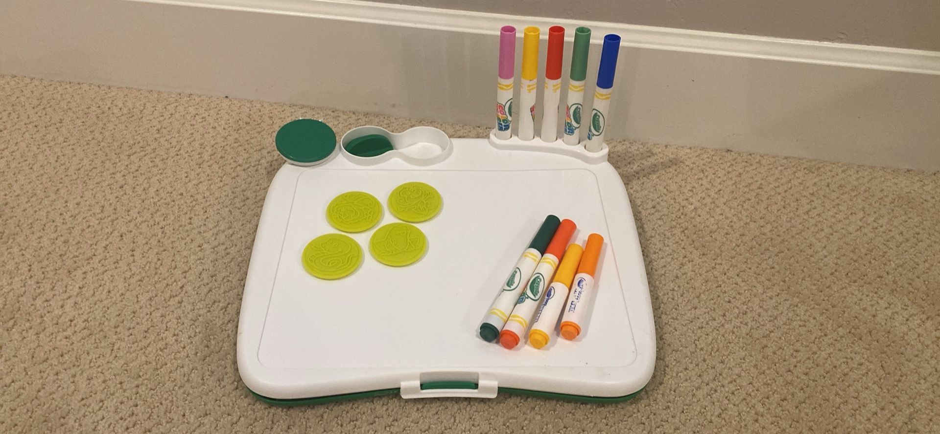 Crayola Color Wonder Mess Free Art Desk with 4 Stamps and 9 Markers