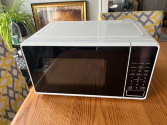 Clean White Microwave – Works Perfect