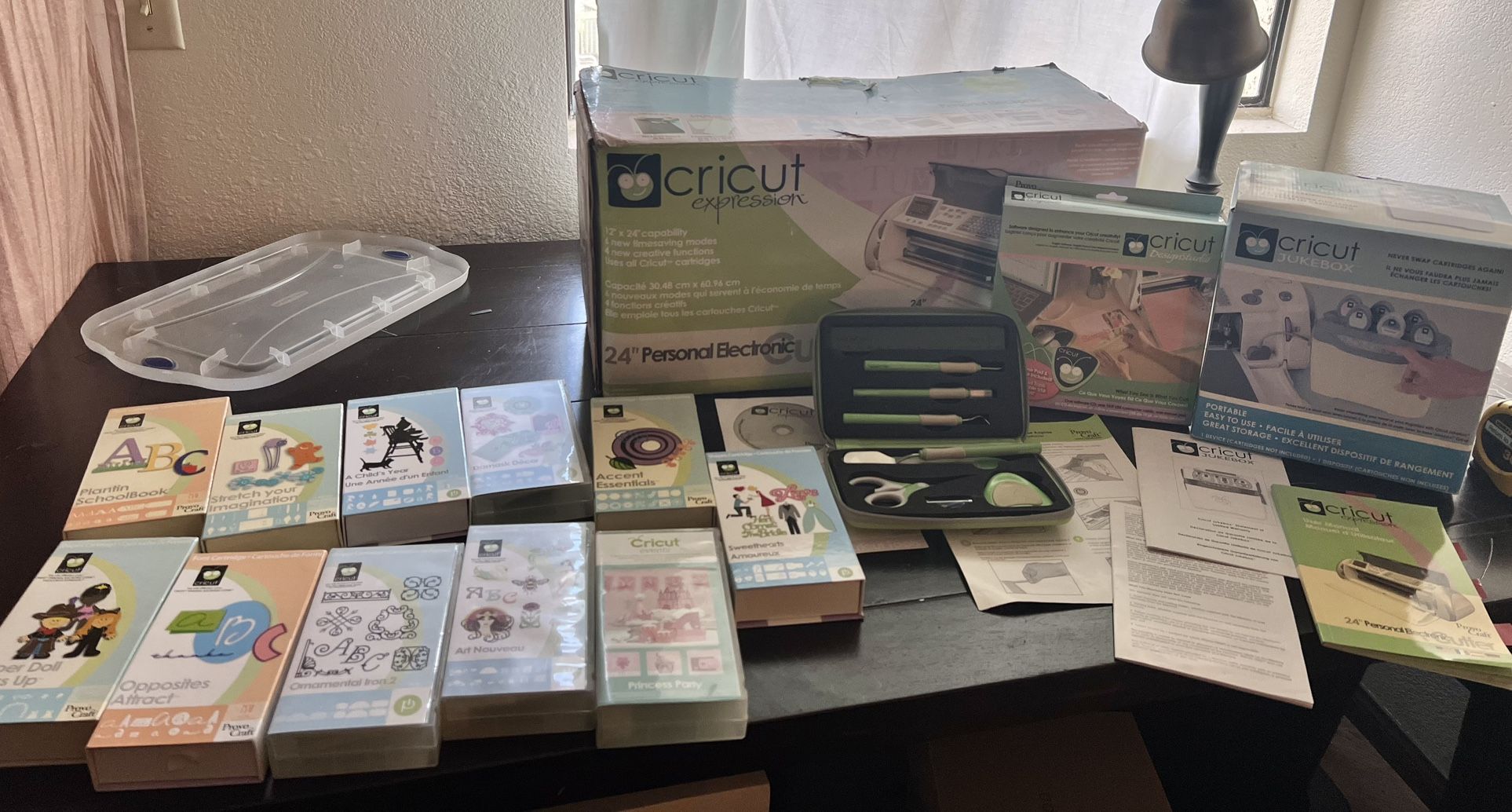 LIKE NEW CRAFTERS Cricut Expression Suite — 11 Cartridges + Jukebox + Tool Kit + Design Studio 