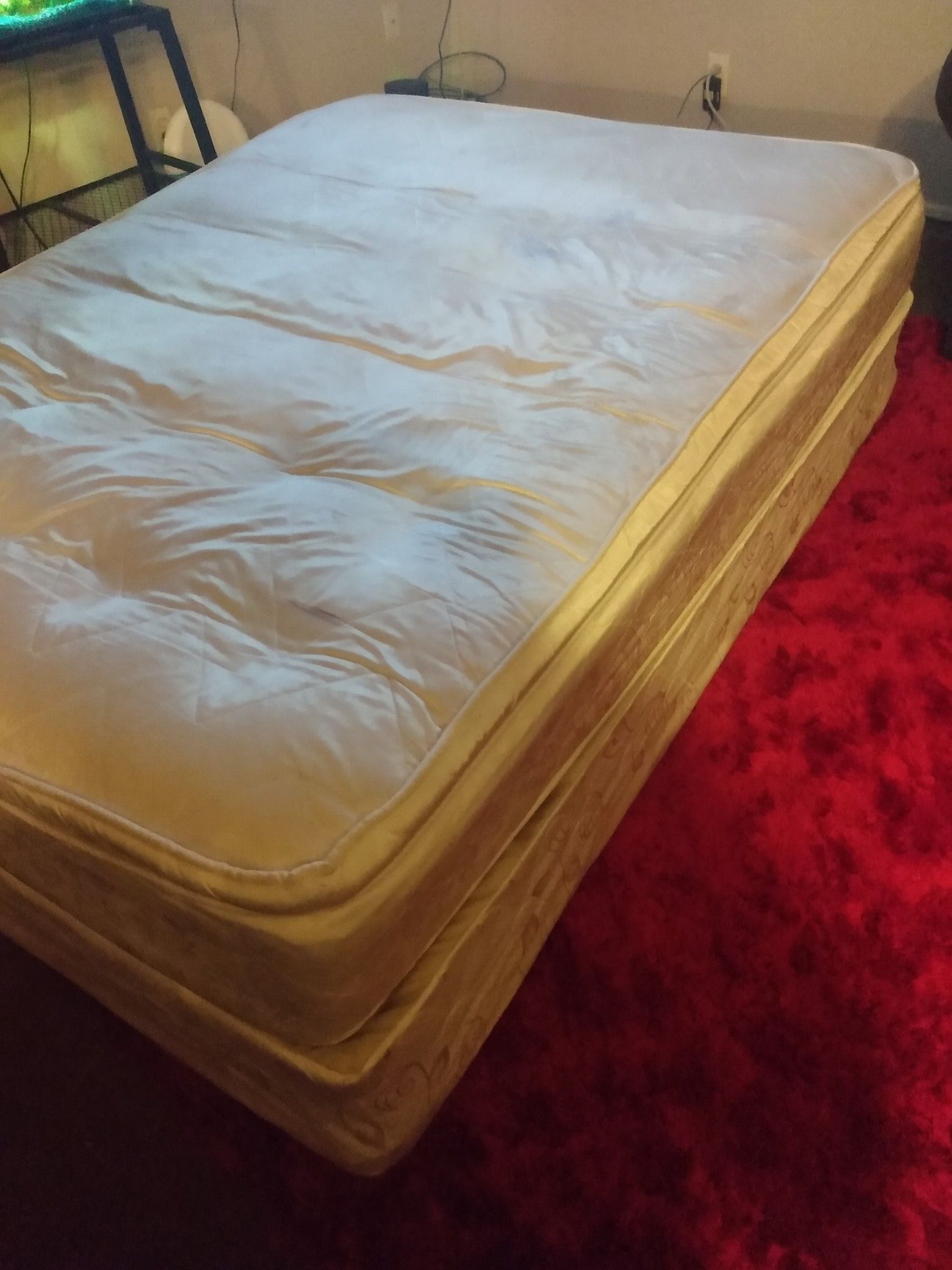 Queen size mattress and box spring
