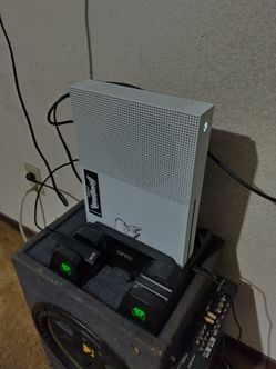 Xbox One S 1TB - 500 GB SSD & Cooling station