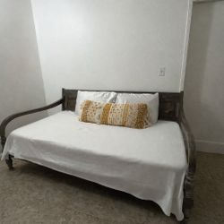 Day Bed w/Mattress 