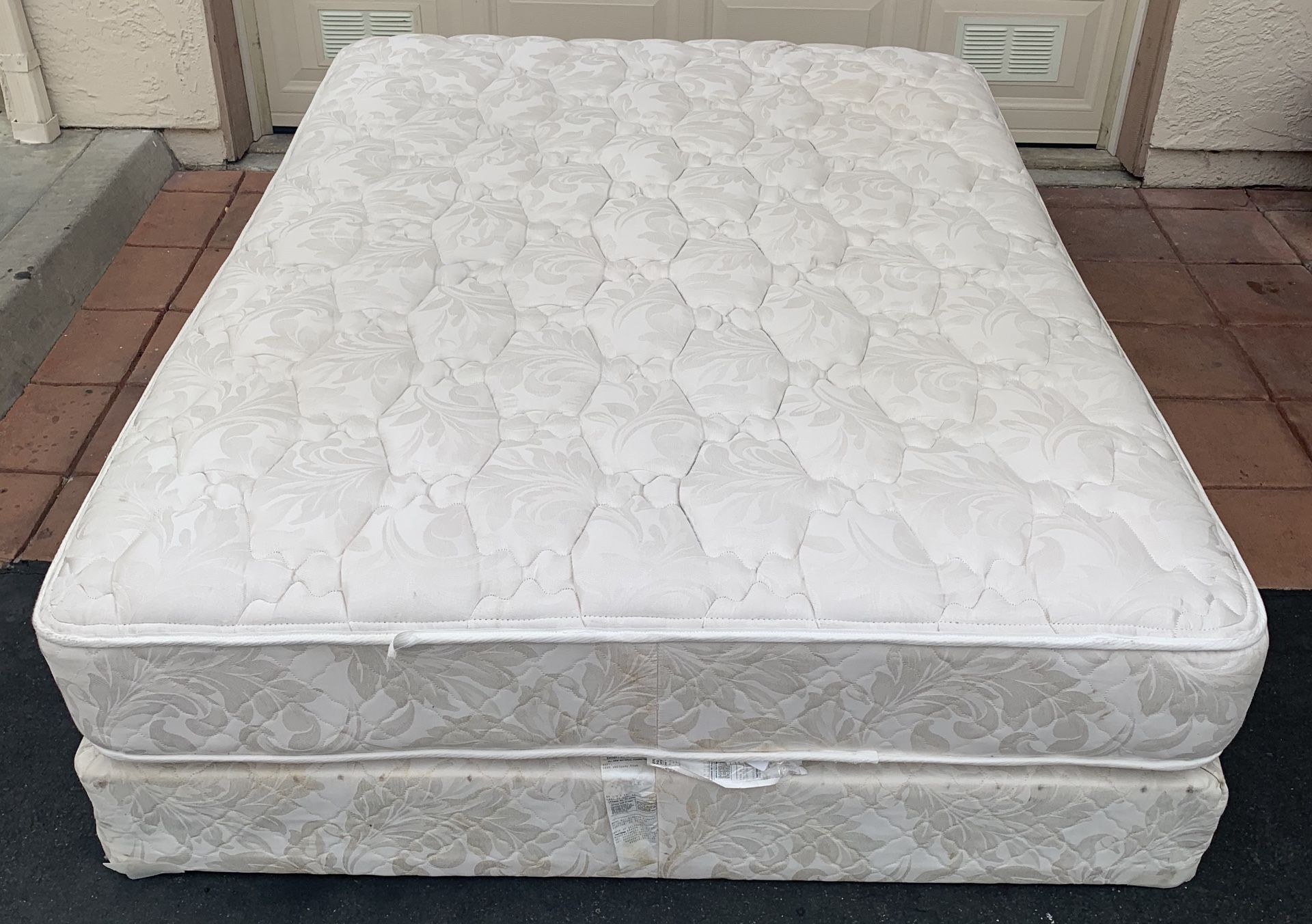 Queen mattress/box spring