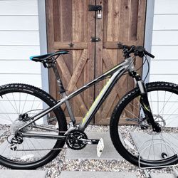 Small Specialized RockHopper Mountain Bike With Hydraulic Disc Brakes