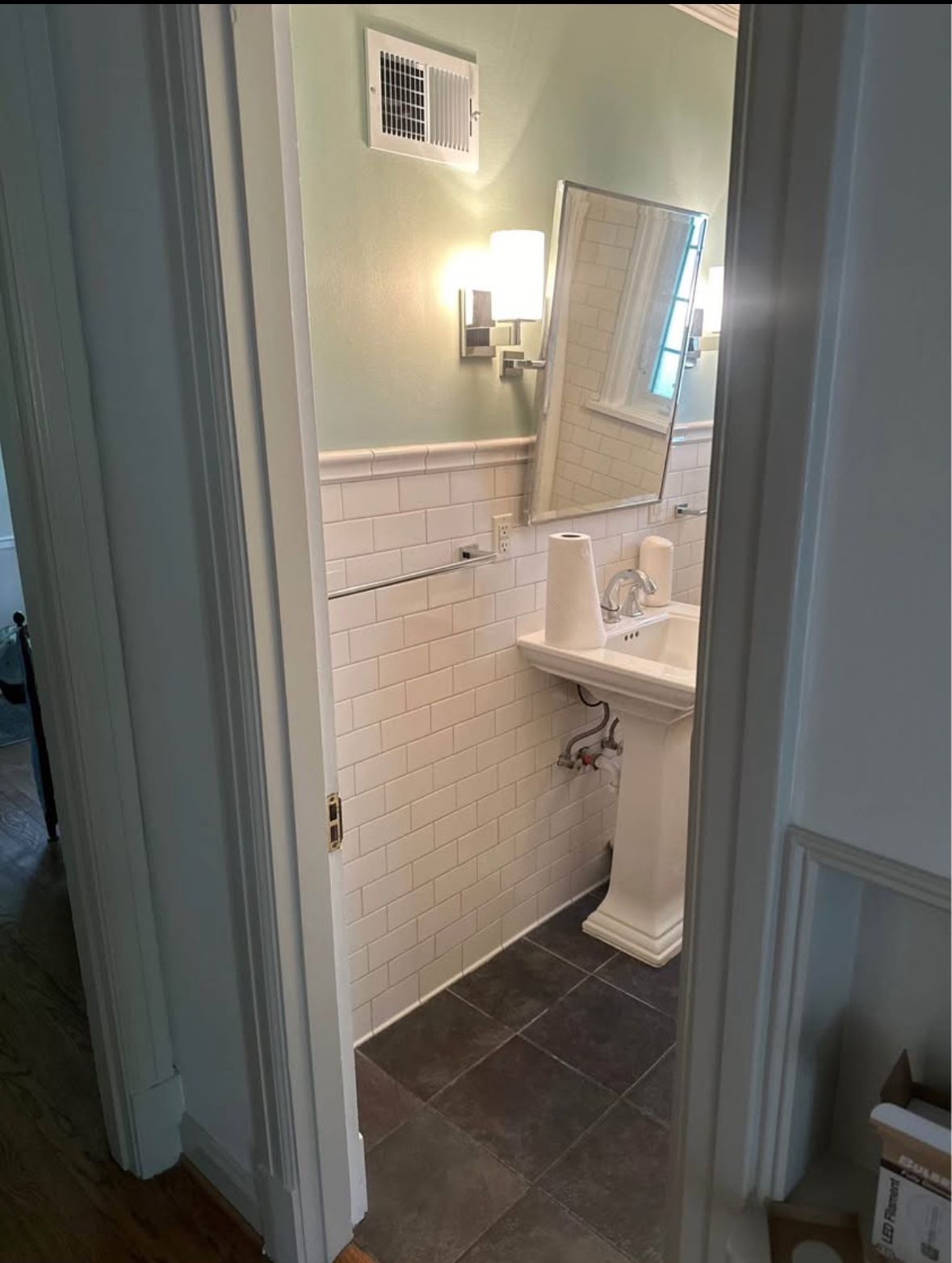 Bathroom fixture suite