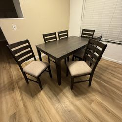 ✨ Dining Table Set – Wood Table + 6 Wood Chairs (Woven Seats) – Excellent Condition! ✨
