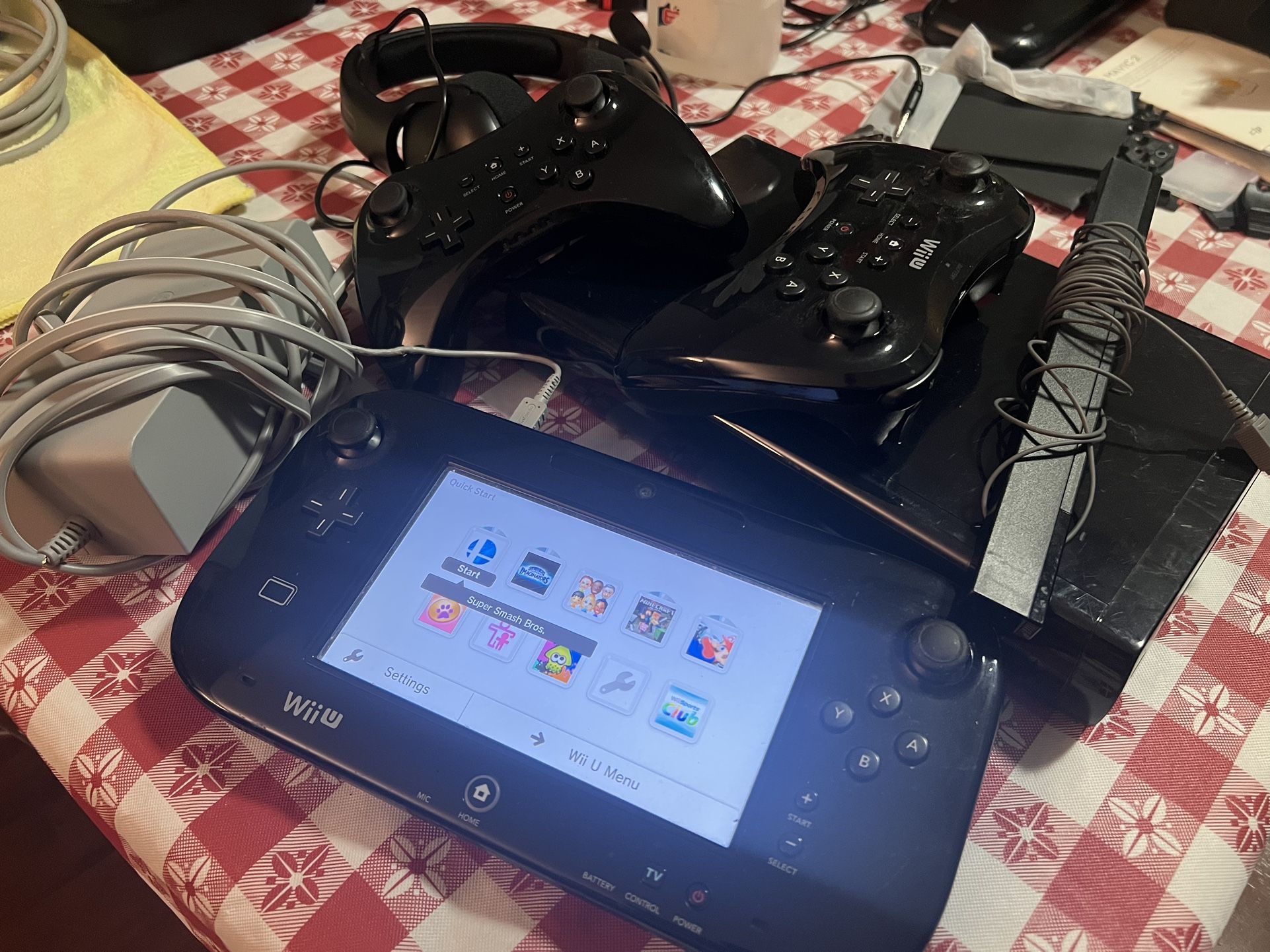Nintendo Wii U - Complete Set with 2 Controllers