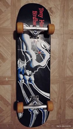 TONY HAWK SKATEBOARD