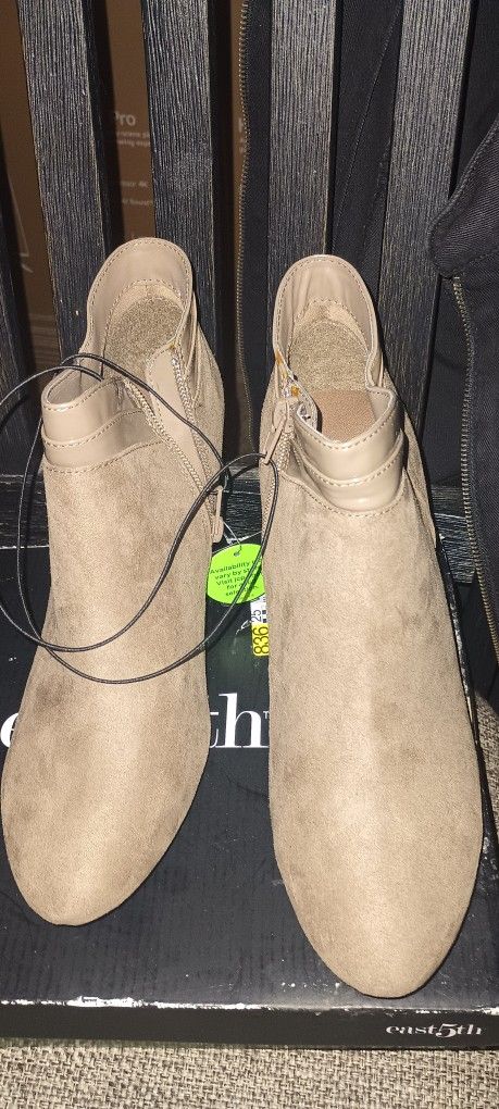 Women's Short Dress Boots With Heels Size 10 New Never Used Color Taupe