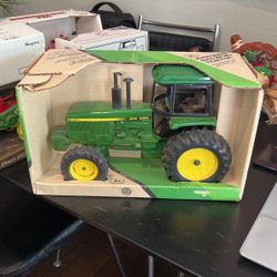 Vintage John Deer Tractor 1/16th Scale 