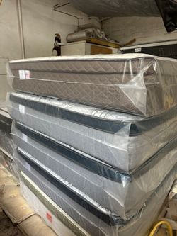 Queen Size Mattress Pillow Top 12"    new mattress in a plastic sealed