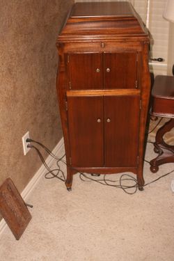 (NEW PRICE) Antique Victor Record Player With Records