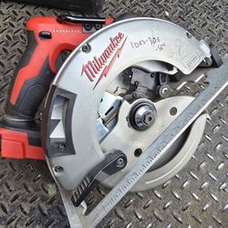 Milwaukee M18 18V Lithium-Ion Brushless Cordless 7-1/4 in. Circular Saw (Tool-Only)
