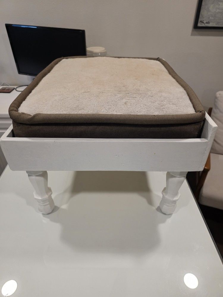 Cat bed - whiteVintage Black & Gold Neoclassical Style Wall Hangings by Turner Mfg. Co. S/4