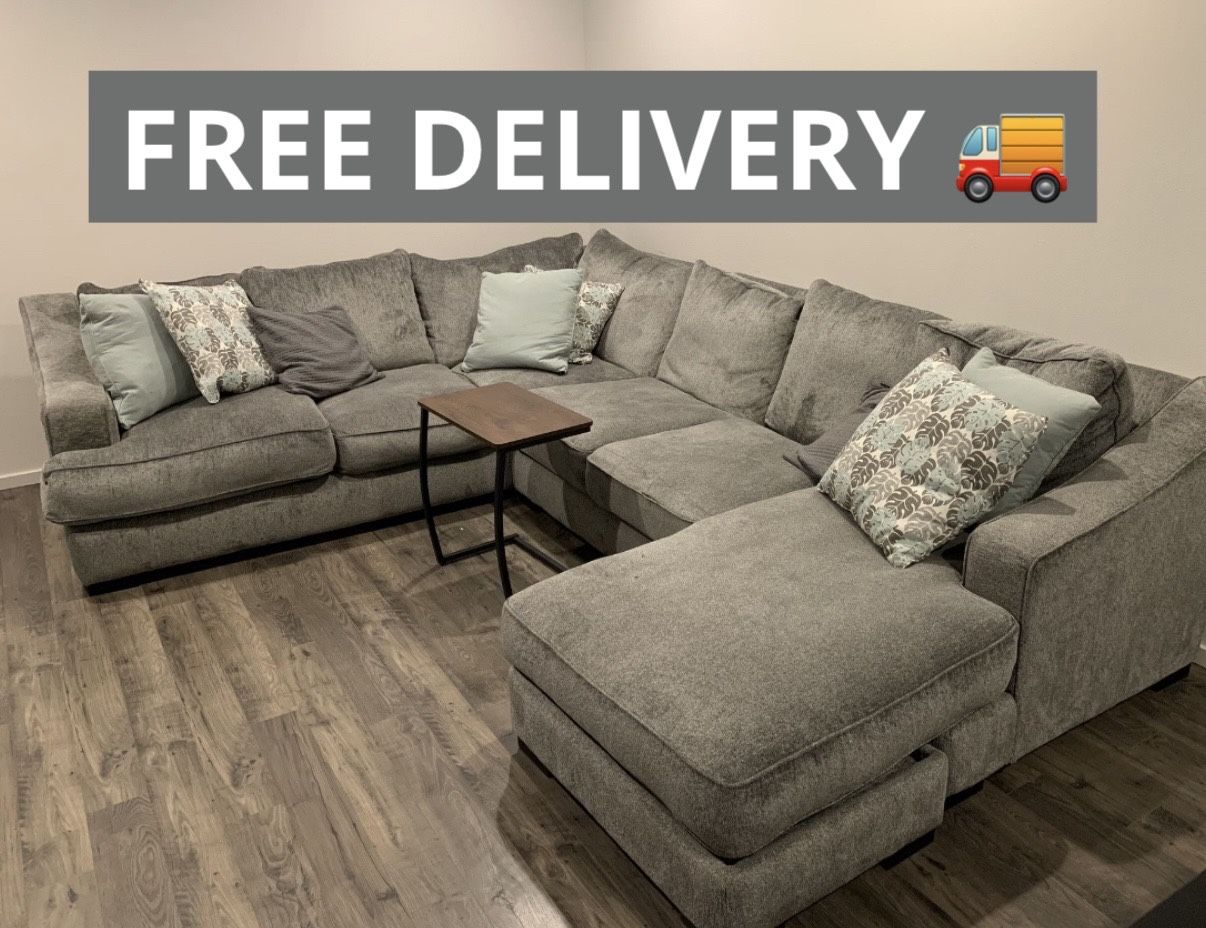 Large Stanton Sectional Couch 🛋️- FREE DELIVERY 🚚