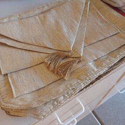 Gold Runner And 8 Place Settings