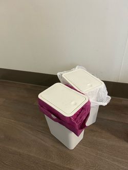 trash can set.