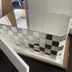 MIRROR COFFEE TABLE PICK UP TODAY