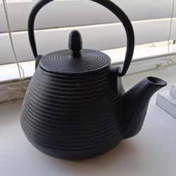 Vintage Japanese Japan Shapely Cast Iron Teapot Tea Kettle Tetsubin Seikindo...asking $20.00