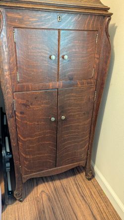Antique Victor Victrola Talking Machine + Records – Early 1900s – $850