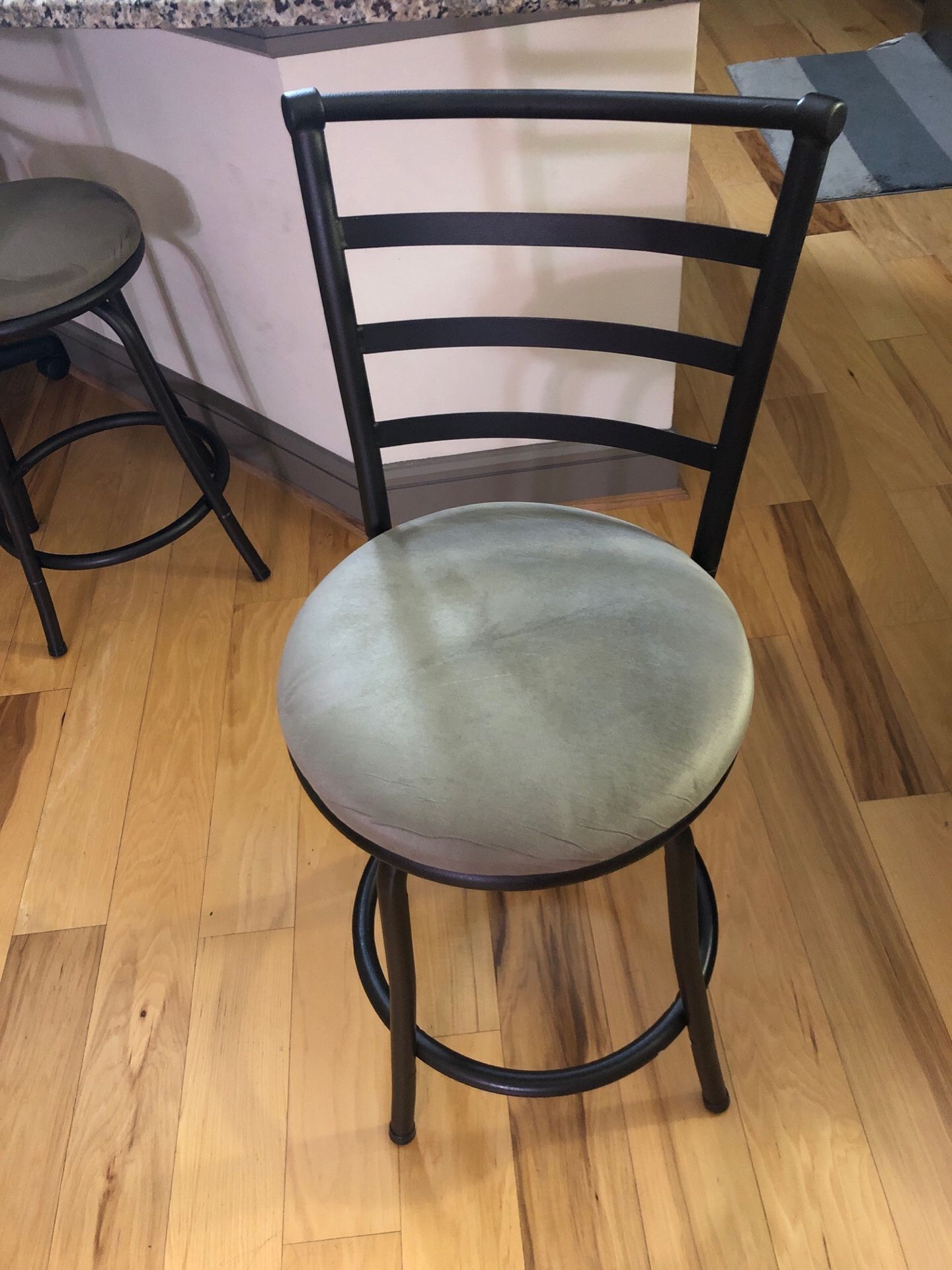 Bar stool ( adjustable)