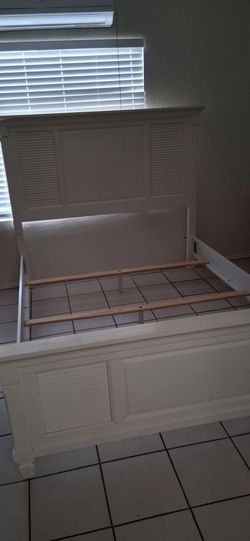 BED FRAME (QUEEN SIZE)
