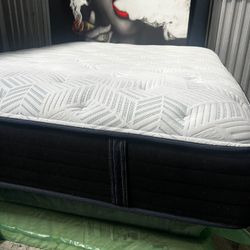 Lovely❤️🌟 QUEEN 🌟❤️MATTRESS 🌟❤️AND BOX SPRING 