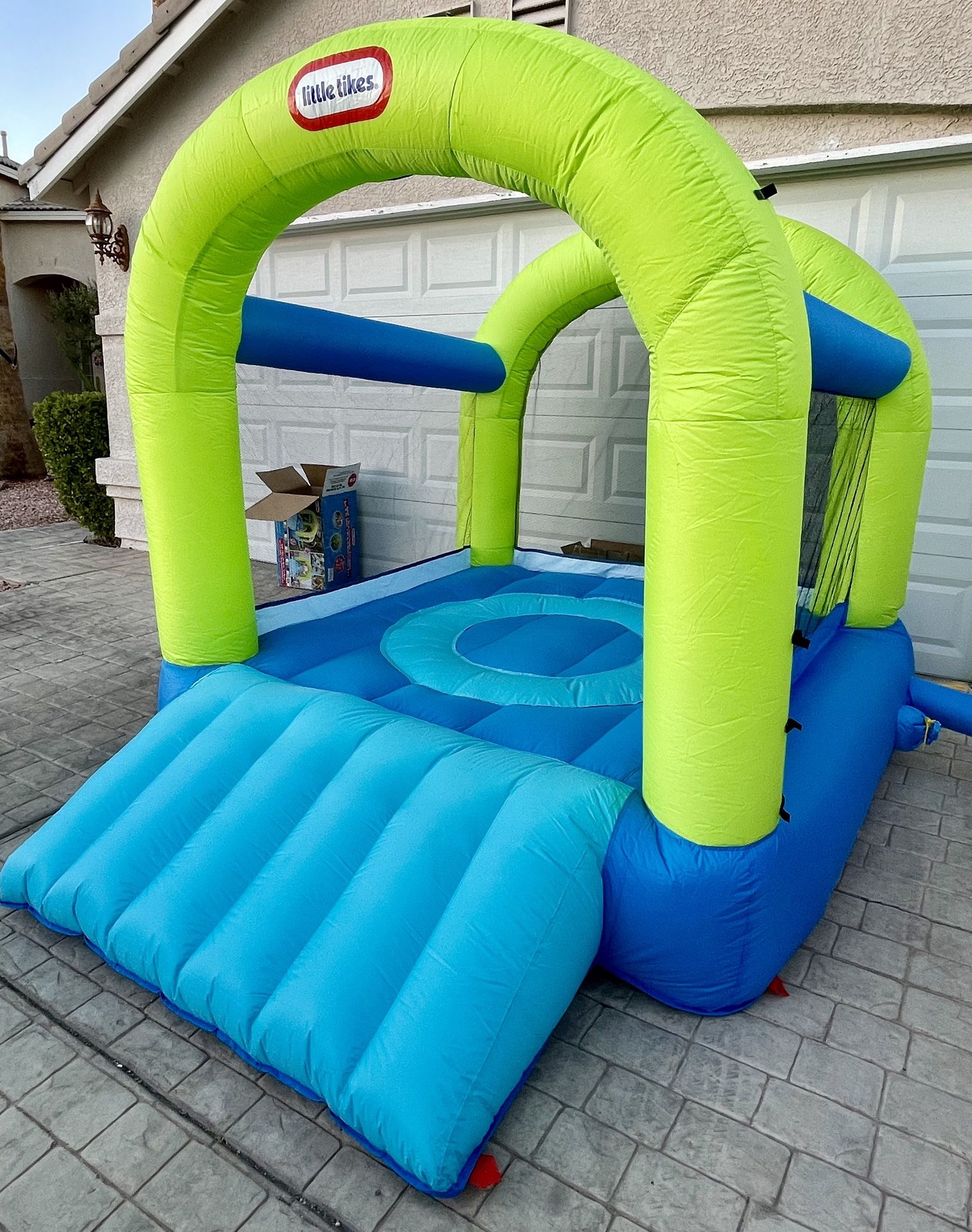 Little Tikes Splash 'n Spray Indoor/Outdoor in Inflatable Bouncer