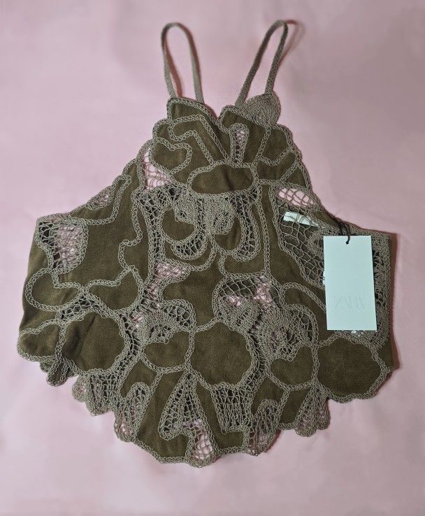 Halter neck top with fine straps. synthetic ante and crochet applications