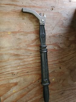 Vintage/Antique crescent No 56 suregrip cast iron nail puller, USA